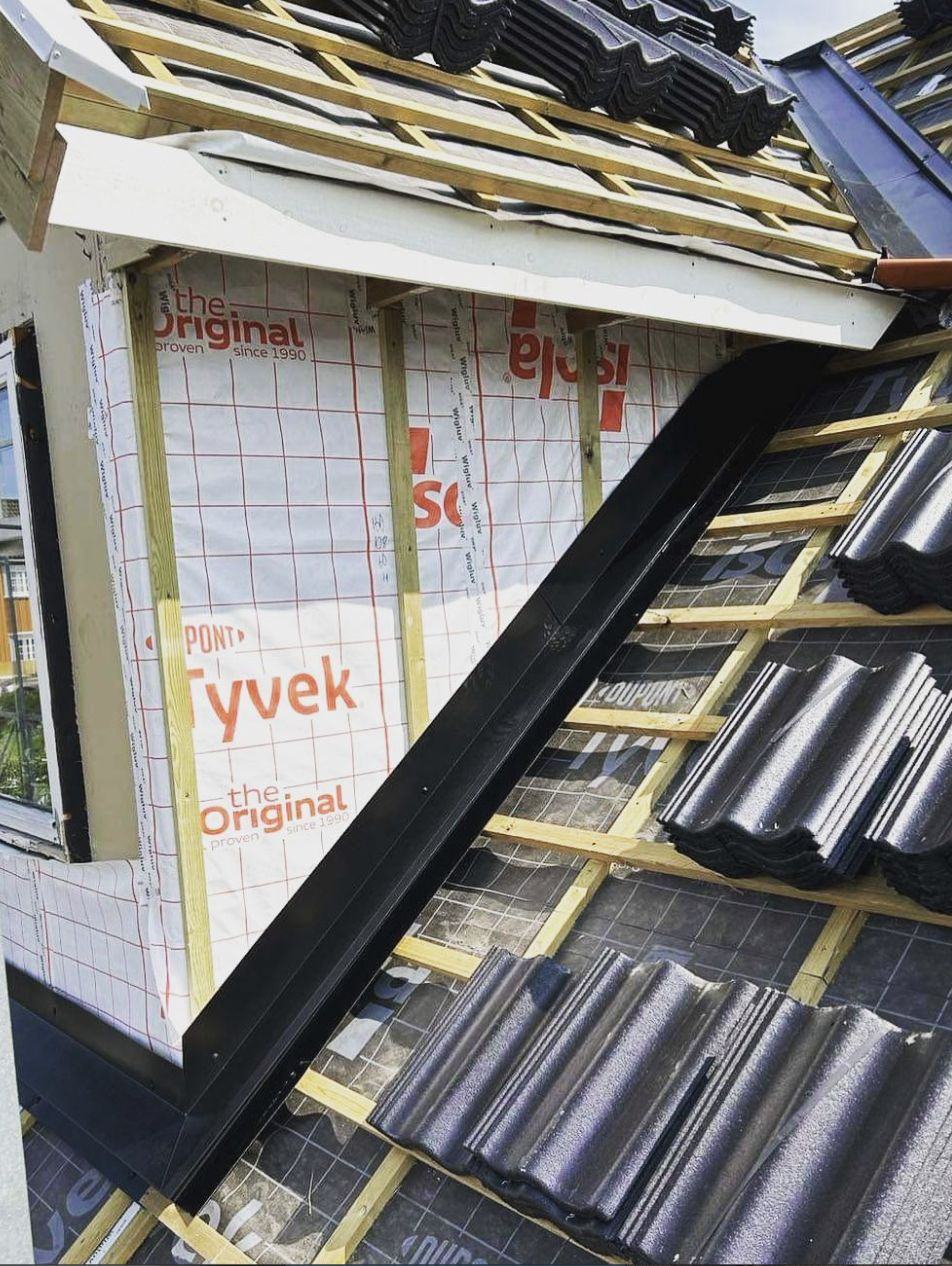 Beslag og ark på undertak under montering